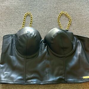 🖤✨Stunning 🤩 Top w/ Gold link straps! ✨🖤